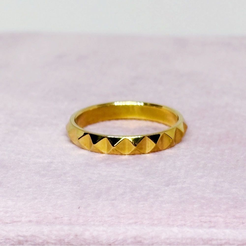 18k Yellow Gold Plated Stainless Steel Pyramid Stud Design 3mm Wide Band-Size 5